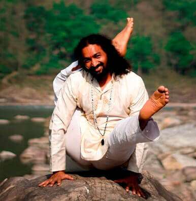 Yogi Dinesh Chander Ji (Director y Profesor Principal de Hatha Yoga)
